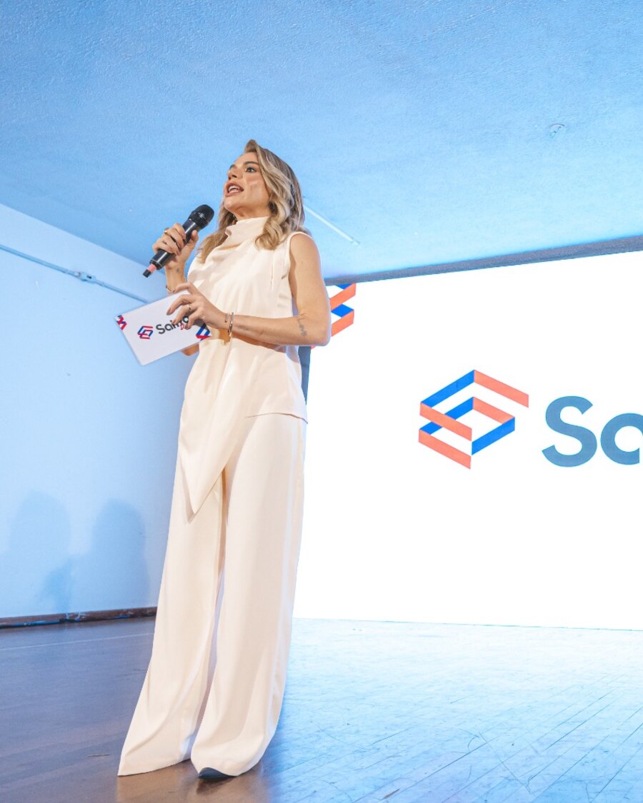 Mayra Saitta no palco do Saitta Day